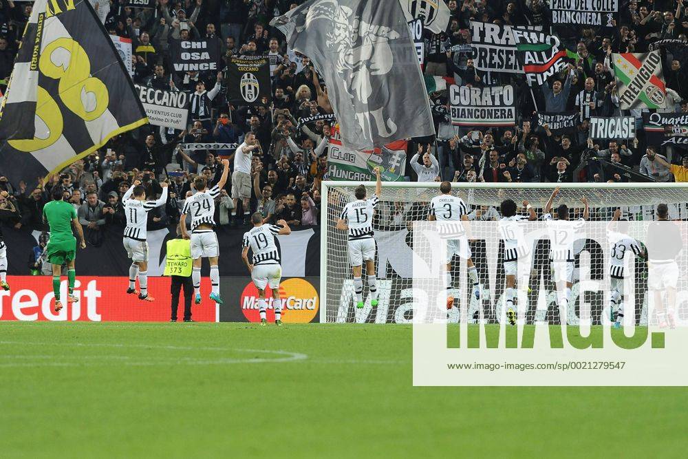 IPP20150930 Football - soccer: UEFA CHAMPIONS LEAGUE 2015 2016, Juventus Turin - FC Sevilla, esultano i giocatori della juve a fine gara - ZWEIx PhotoxPressx