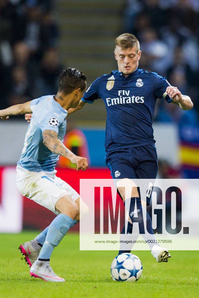Aktuell Fußball, Champions League, Malmö FF - Real Madrid , 150930 Real Madrids Toni Kroos bevakas av Malmö FFs Victor Yoshimar Yotun Flores during UEFA CHAMPIONS LEAGUE 2015 2016 match between Malmö FF and Real Madrid..