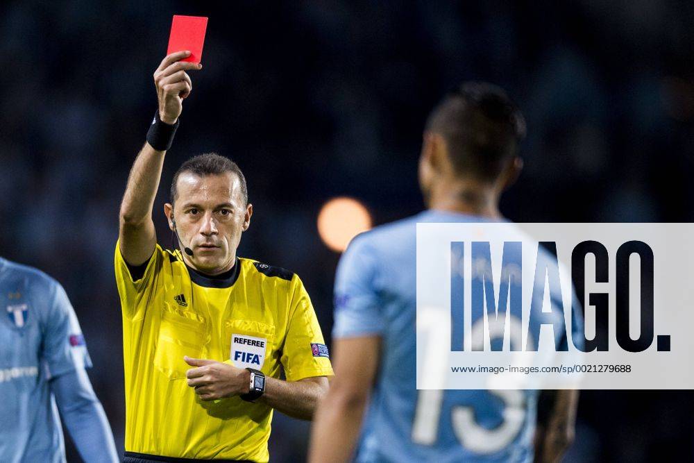 Aktuell Fußball, Champions League, Malmö FF - Real Madrid , 150930 Domare Cüneyt Cakir ger rött kort till Malmö FFs Victor Yoshimar Yotun Flores (i förgrunden) during UEFA CHAMPIONS LEAGUE 2015 2016 match between Malmö FF and Real Madrid..