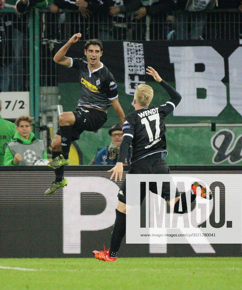 Moenchengladbach v.l. Lars Stindl (Moenchengladbach) und, and Oscar Wendt (Moenchengladbach) jubeln nach dem Tor zum 1:0 durch Lars Stindl (Moenchengladbach) Borussia Moenchengladbach vs. Manchester City, Fussball, Champions League