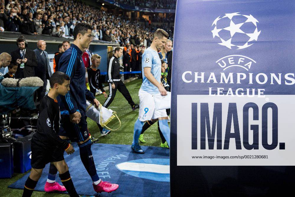 , 150930 Real Madrids Cristiano Ronaldo och Malmö FFs Markus Rosenberg gör entre during UEFA CHAMPIONS LEAGUE 2015 2016 match between Malmö FF and Real Madrid.