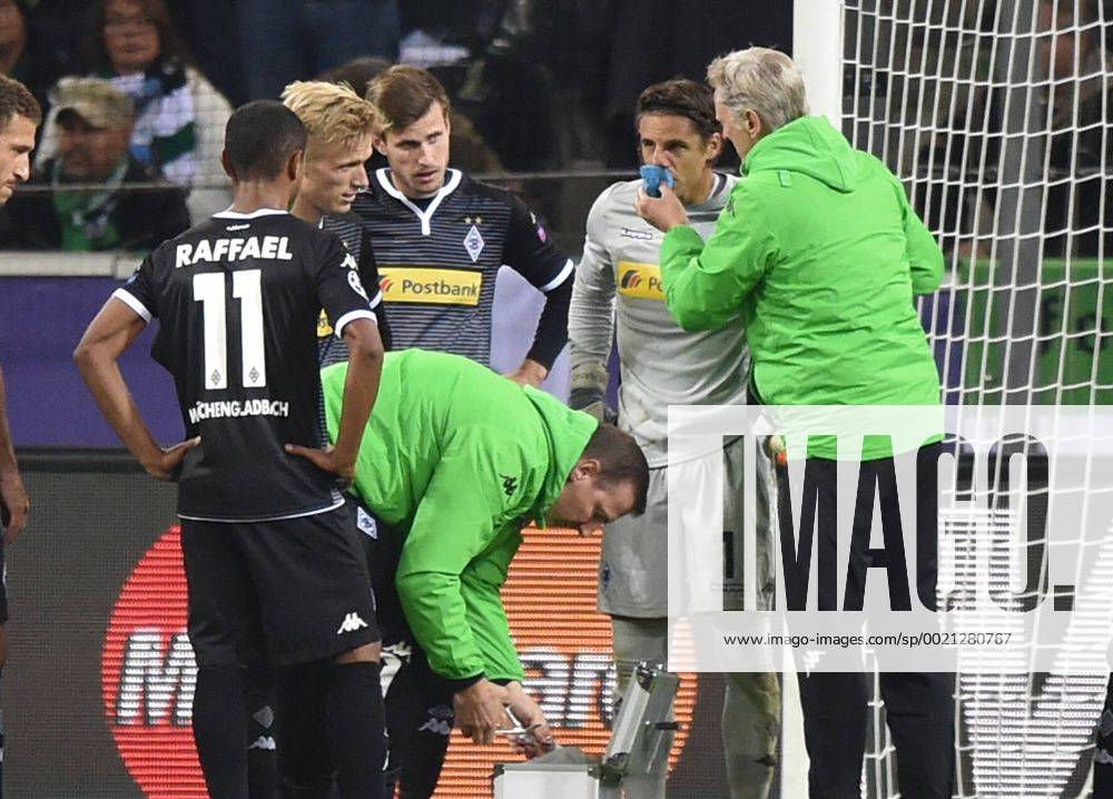 Fussball, Saison 2015 2016, Champions League, 2015 16, Vorrunde, Borussia Mönchengladbach - Manchester City 1:2, Torwart Yann Sommer (Borussia Moenchengladbach) wird behandelt