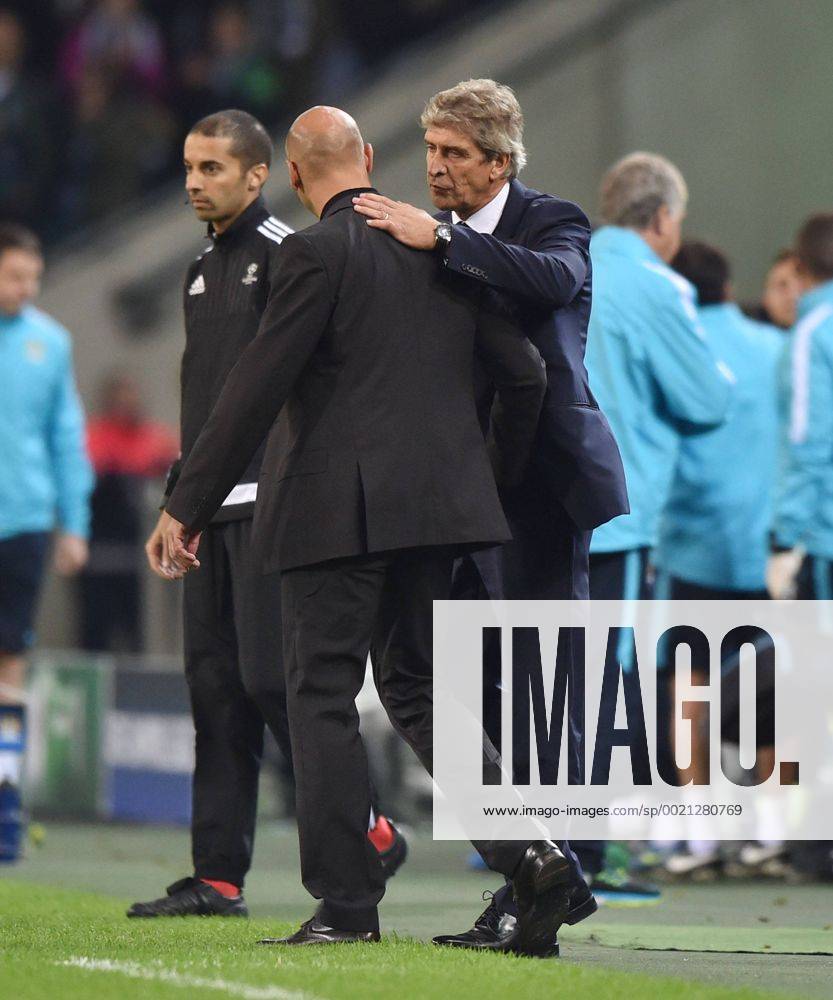 Fussball, Saison 2015 2016, Champions League, 2015 16, Vorrunde, Borussia Mönchengladbach - Manchester City 1:2, Trainer Manuel Pellegrini (Manchester City), re., und Trainer Andre Schubert (Borussia Moenchengladbach) nach dem Spiel