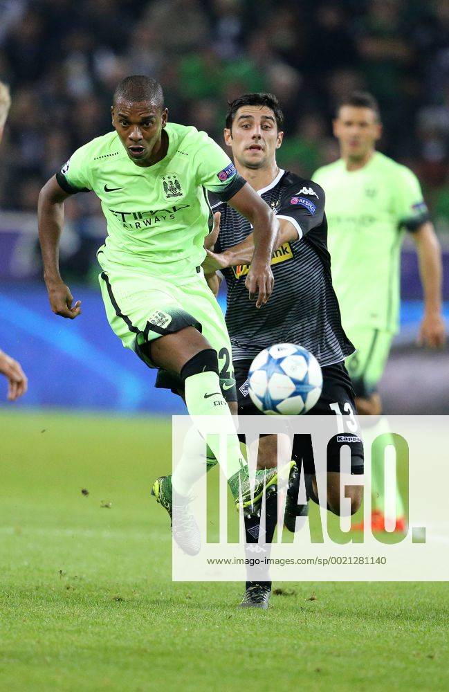Mönchengladbach , Fussball, UEFA Champions League, Saison 2015 2016, Borussia Mönchengladbach vs Manchester City FC, 30.09.2015, Borussia Park, Mönchengladbach,Fernandinho, Manchester City FC Lars Stindl , Gladbach