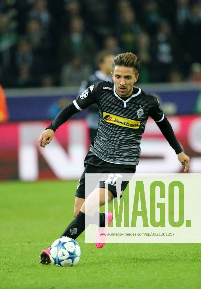 Mönchengladbach , Fussball, UEFA Champions League, Saison 2015 2016, Gruppe D, Spieltag 2, Borussia Mönchengladbach vs Manchester City FC, 30.09.2015, Borussia Park, Mönchengladbach, Julian Korb, Gladbach, Aktion, Einzelbild