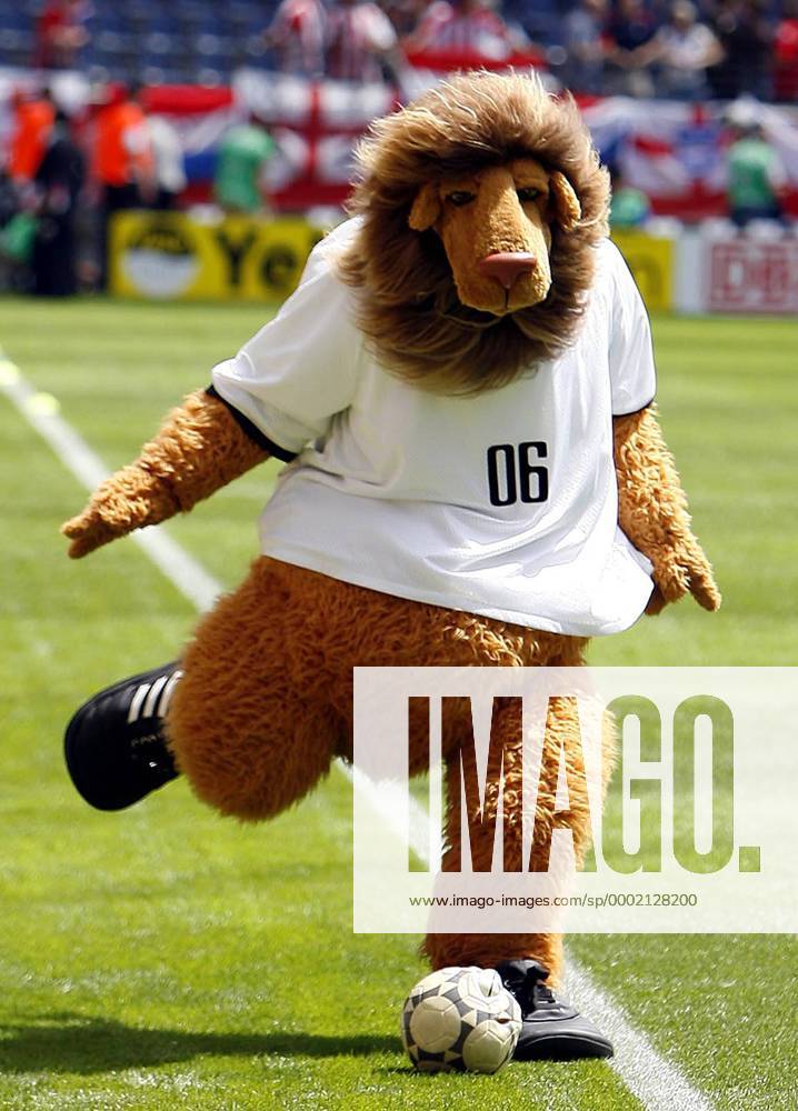 Zärtlichkeiten unter Freunden? WM Maskottchen Goleo VI tritt Pille den sprechenden Ball - Fußball WM Herren WM 2006, Länderspiel Einzelbild Aufmacher Frankfurt M. Dynamik,