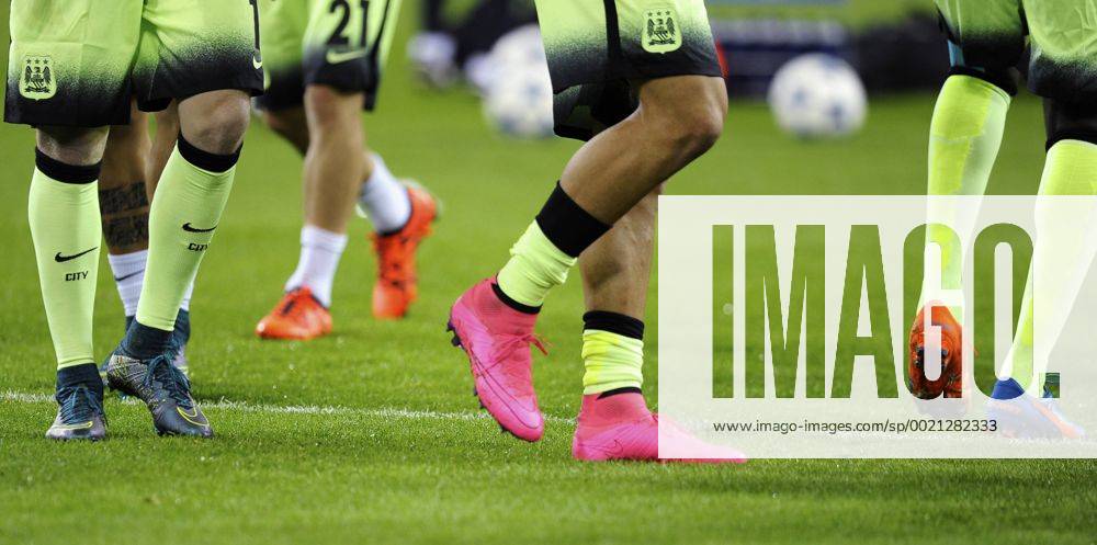 Borussia Park Mönchengladbach 30.9.2015, Champions League, 2015 16, Vorrunde, 2. Spieltag, Borussia Mönchengladbach (Moenchengladbach, Gladbach) vs. Manchester City ---- Schuhparade: Man City Spieler präsentieren ihre modischen bunten Fussballschuhe