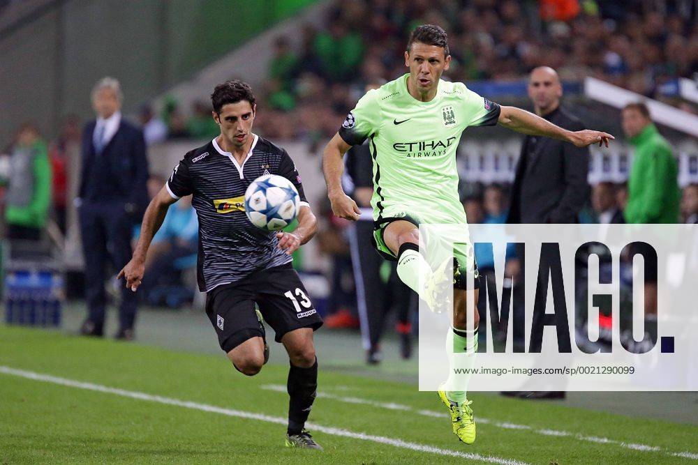 Fussball, UEFA Champions League, Borussia Moenchengladbach - Manchester City FC,, v.l. Lars Stindl (Borussia Moenchengladbach), Martin Demichelis (Manchester City), Aktion.
