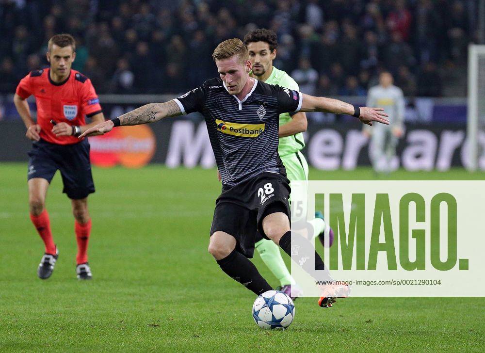 Fussball, UEFA Champions League, Borussia Moenchengladbach - Manchester City FC,, v.l. Andre Hahn (Borussia Moenchengladbach), Jesus Navas (Manchester City), Aktion.
