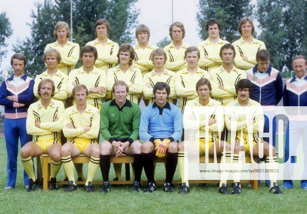 Kader Eintracht Frankfurt 1976 1977, hi.v.li.: Jürgen Grabowski, Roland Weidle, Bernd Nickel, Wolfgang Kraus, Winfried Stradt, Rüdiger Wenzel, Mitte: Trainer Hans Dieter Roos, Bernd Hölzenbein, Klaus Beverungen, Ronald -Ronnie- Borchers, Egon Bihn, Peter Reichel, Karl Heinz -Charly- Körbel, Co Trainer Hans Dieter Tippenhauer, Zeugwart Anton Hübler, vorn: Gerd Trinklein, Willi Neuberger, die Torhüter Günter Wienhold und Heinz Josef -Jupp- Koitka, Gerd Simons, Helmut Müller