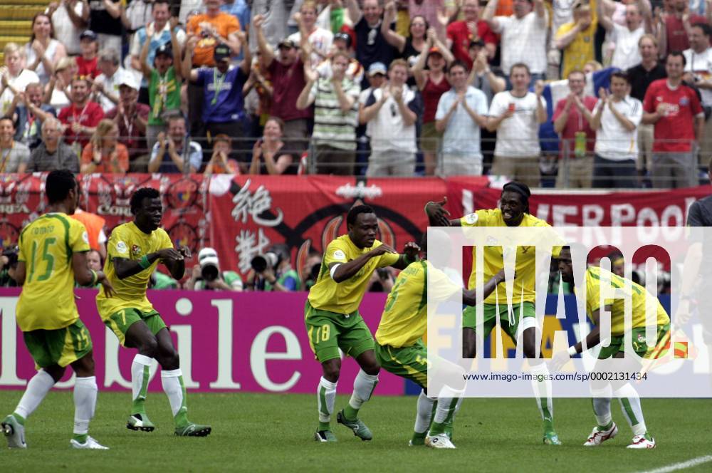 Torjubel Togo mit Freudentänzchen, v.li.: Alaixys Romao, Moustapha Salifou, Yao Junior Senaya, Massamasso Tchangai, Emmanuel Adebayor und Mohamed Kader Fußball WM Herren WM 2006, Länderspiel, Nationalteam, Nationaltrikot, Gruppe G Gruppe Frankfurt M. Begeisterung, Freude, Fußball WM Herren WM 2006, Länderspiel, Nationalteam, Nationaltrikot, Gruppe G Gruppe Frankfurt M. Begeisterung, Freude,