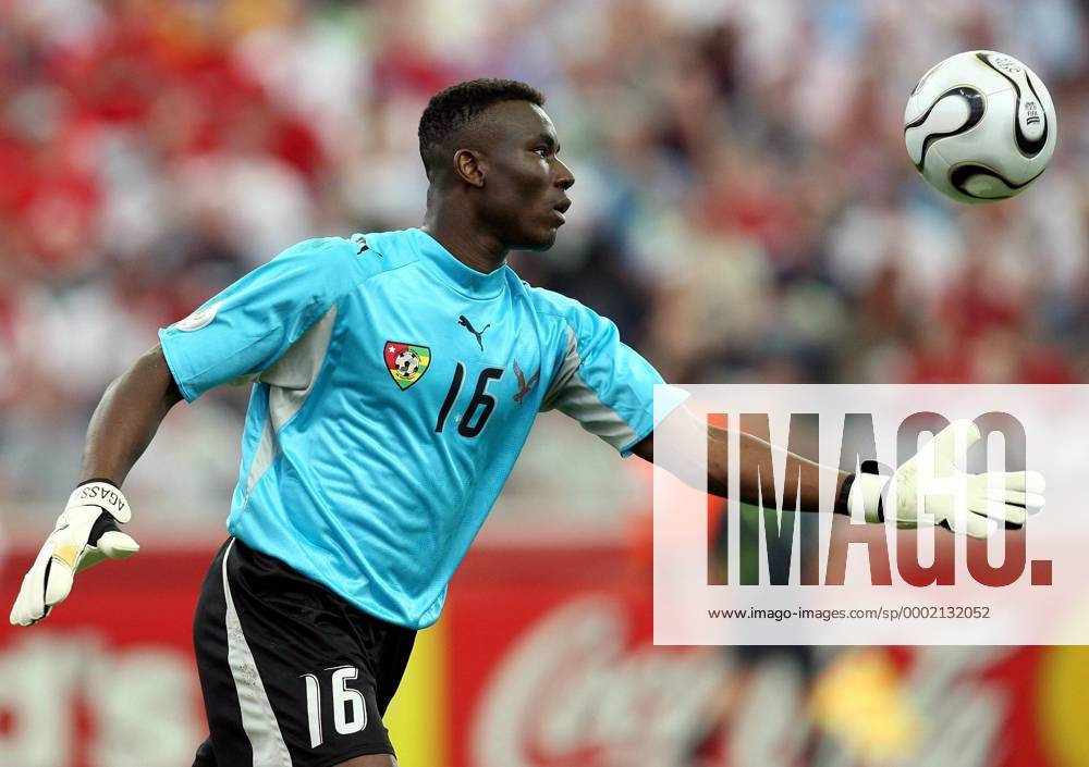 Torwart Kossi Agassa (Togo) - Abschlag - Fußball Herren WM 2006, Länderspiel, Nationalteam, Nationaltrikot, Gruppe G, Vdig Einzelbild Frankfurt M. Dynamik, Fußball Herren WM 2006, Länderspiel, Nationalteam, Nationaltrikot, Gruppe G, Vdig Einzelbild Frankfurt M. Dynamik,
