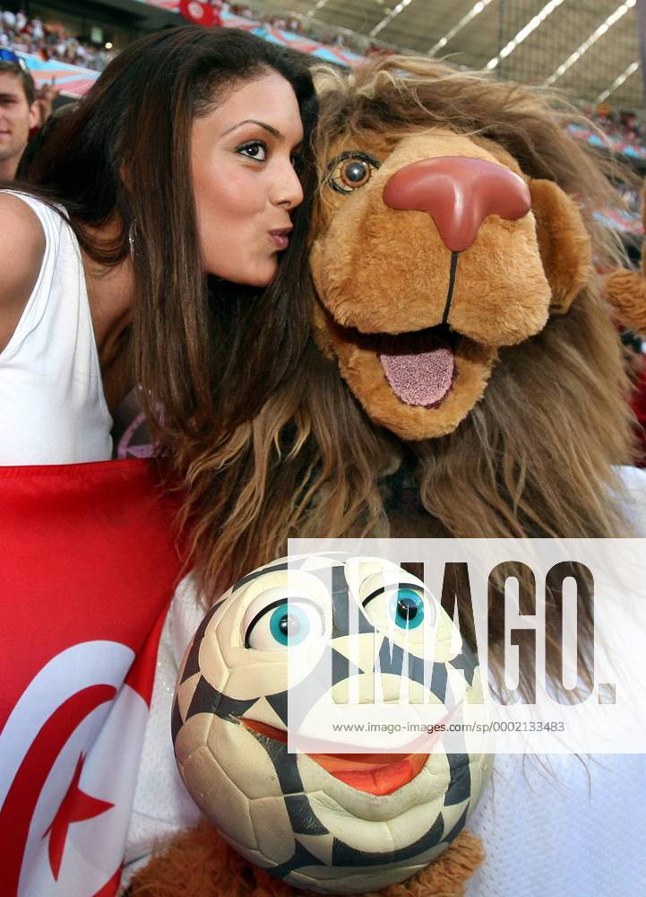 Maskottchen Goleo VI bekommt von einem weiblichen tunesischen Fan einen Kuss - Fußball WM Herren WM 2006, Länderspiel, Nationalteam, Gruppe H, tunesische, tunesischer, Tunesien Gruppe München Fußball WM Herren WM 2006, Länderspiel, Nationalteam, Gruppe H, tunesische, tunesischer, Tunesien Gruppe München