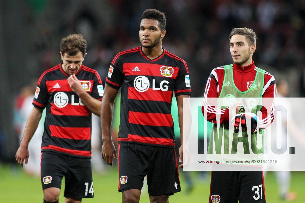 Leverkusen Admir Mehmedi (Bayer 04 Leverkusen 14), Jonathan Tah (Bayer 04 Leverkusen 4) und Marlon Frey (Bayer 04 Leverkusen 37) Bayer 04 Leverkusen vs FC Augsburg, Fussball, 1. Bundesliga, 04.10.2015,