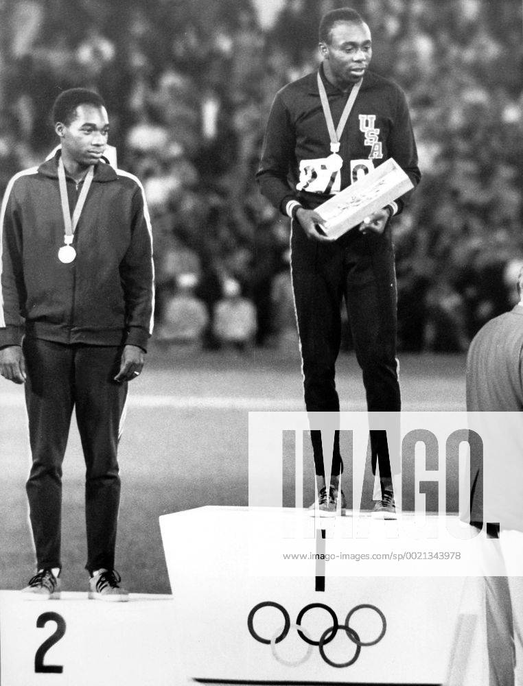 Olympische Sommerspiele in Mexiko-Stadt, Siegerehrung 100 m der Herren: Jim Hines (USA) gewinnt vor Lennox Miller (Jamaika)