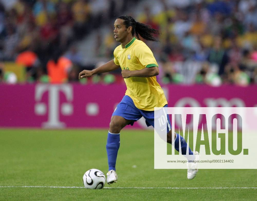 Ronaldinho (Brasilien) am Ball Fußball Herren WM 2006, Länderspiel, Nationalteam, Gruppe F, Nationaltrikot Einzelbild offizielle Partner, offizieller Berlin Fußball Herren WM 2006, Länderspiel, Nationalteam, Gruppe F, Nationaltrikot Einzelbild offizielle Partner, offizieller Berlin