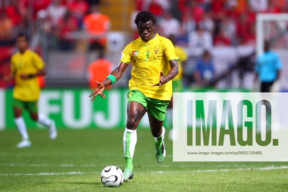 Moustapha Salifou (Togo) sucht beschwörend eine Anspielstation - (aflo0003) Fußball WM Herren WM 2006, Länderspiel, Nationalteam, Gruppe G, Nationaltrikot Einzelbild Frankfurt M. Dynamik, Fußball WM Herren WM 2006, Länderspiel, Nationalteam, Gruppe G, Nationaltrikot Einzelbild Frankfurt M. Dynamik,