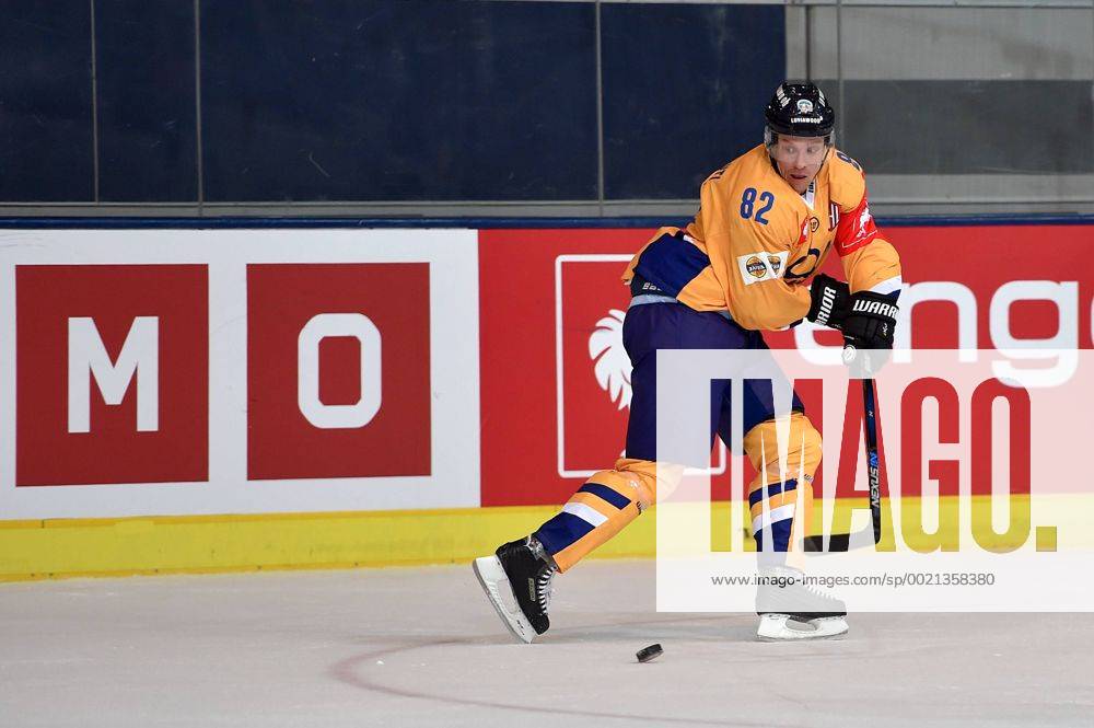 Ice hockey Eishockey - CHL, RB Muenchen vs Rauma MUNICH,GERMANY,06.OCT.15 - ICE HOCKEY - CHL, Champions Hockey League, play off, EHC Red Bull Muenchen vs Lukko Rauma. Image shows Ville Vahalahti (Lukko Rauma). GEPAxpictures xFlorianxErtl