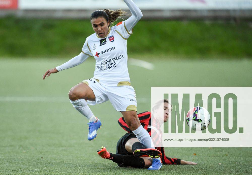 20151007, Vantaa, Finland. Women s Champions League football match PK-35 Vantaa vs FC Roseng?rd at Myymaki Stadium in Vantaa, Fniland. In picture FC Roseng?rd Marta Viera da Silva and PK-35 Eveliina Parikka. Jarno Kuusinen All Over Press FINLAND OUT 1.03555930