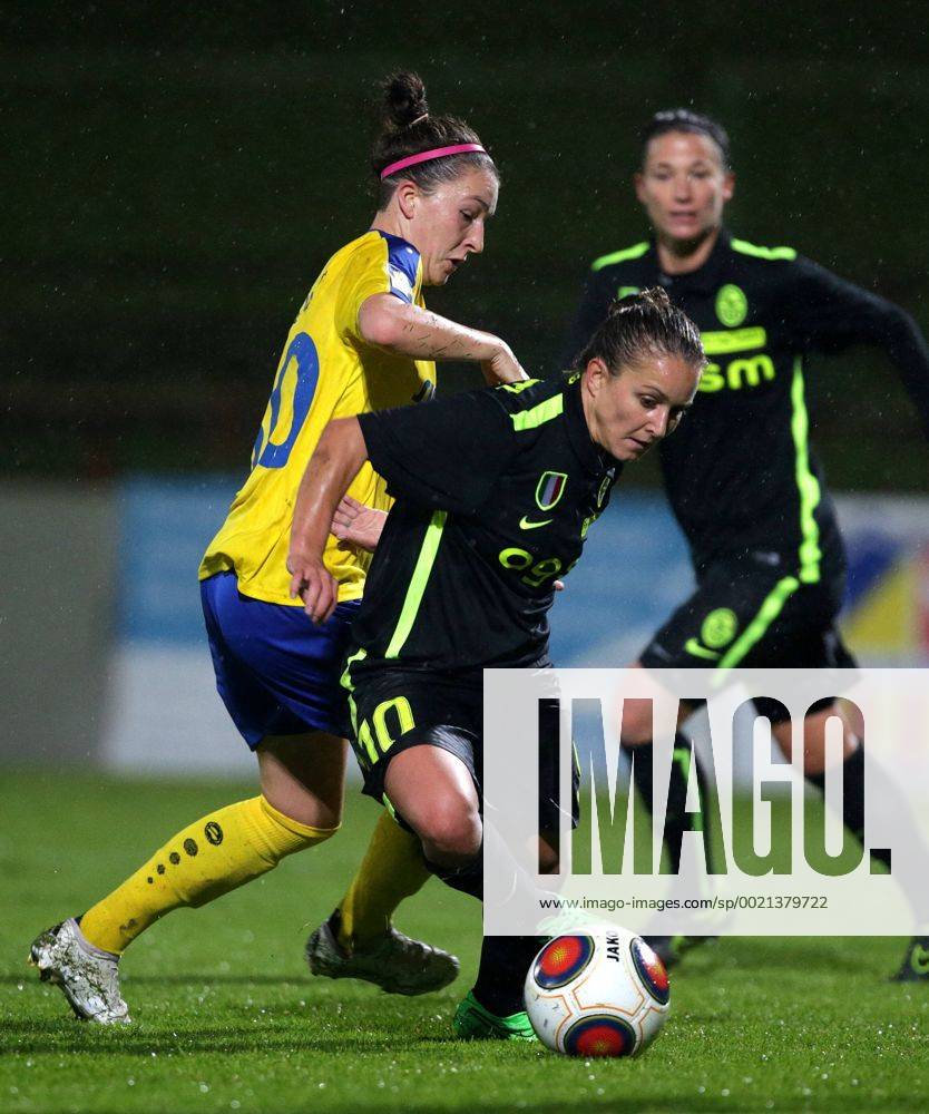 WOMEN SOCCER - CL, Spratzern vs Bardolino SANKT POELTEN,AUSTRIA,07.OCT.15 - WOMEN SOCCER - UEFA Womens Champions League, round of 16, FSK Sankt Poelten Spratzern vs ASD Bardolino Verona CF. Image shows Martina Barbara Dunst (St.Poelten) and Tatiana Bonetti (Verona). GEPAxpictures xWalterxLuger