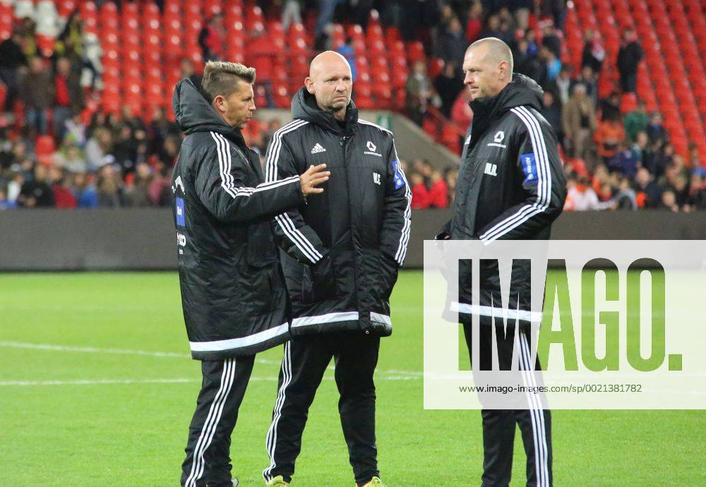 Belgien, Lüttich, Fussball, Frauenfussball, UWCL Uefa Women s Champions League Saison 2015 2016 Standart Lüttich gegen 1. FFC Frankfurt Trainer Colin Bell (FFC Frankfurt) im Gespräch mit Mario Gros und Matt Ross