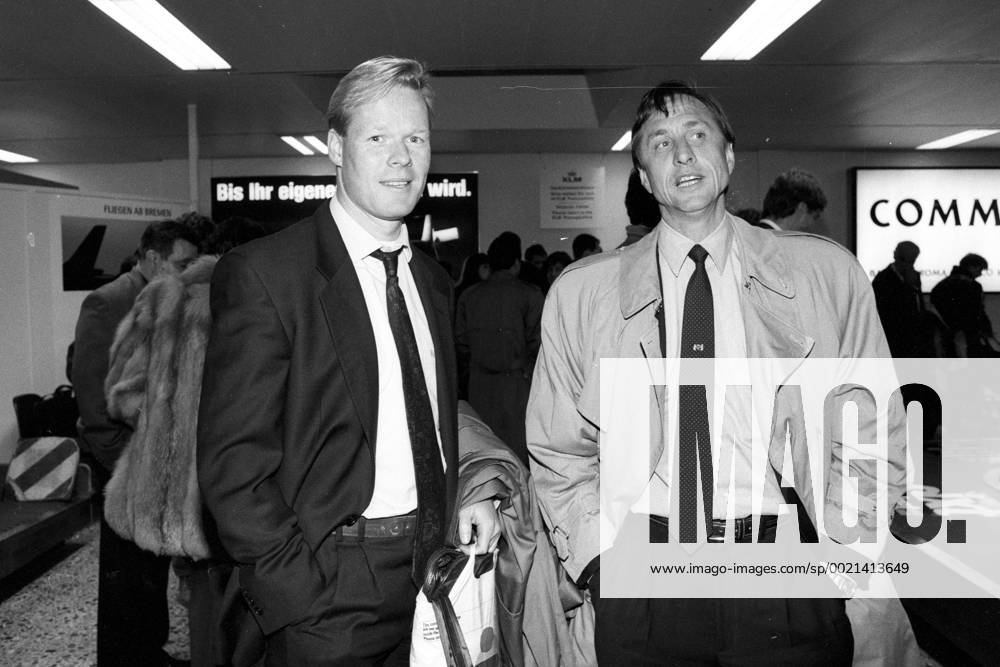 Ronald Koeman und Trainer Johan Cruijff (beide FC Barcelona) bei der Ankunft in Bremen