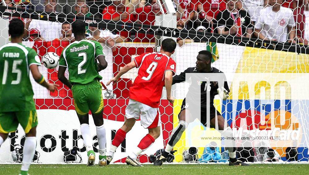 Alexander Frei (Schweiz, 2.v.re.) erzielt das 1:0, Torwart Kossi Agassa und Dare Nibombe (beide Togo) können nur zuschauen - Fußball WM Herren WM 2006, Länderspiel, Nationalteam, Nationaltrikot, Gruppe G, Schweiz - Togo 2:0 Gruppe Alex Dortmund Fußball WM Herren WM 2006, Länderspiel, Nationalteam, Nationaltrikot, Gruppe G, Schweiz - Togo 2:0 Gruppe Alex Dortmund