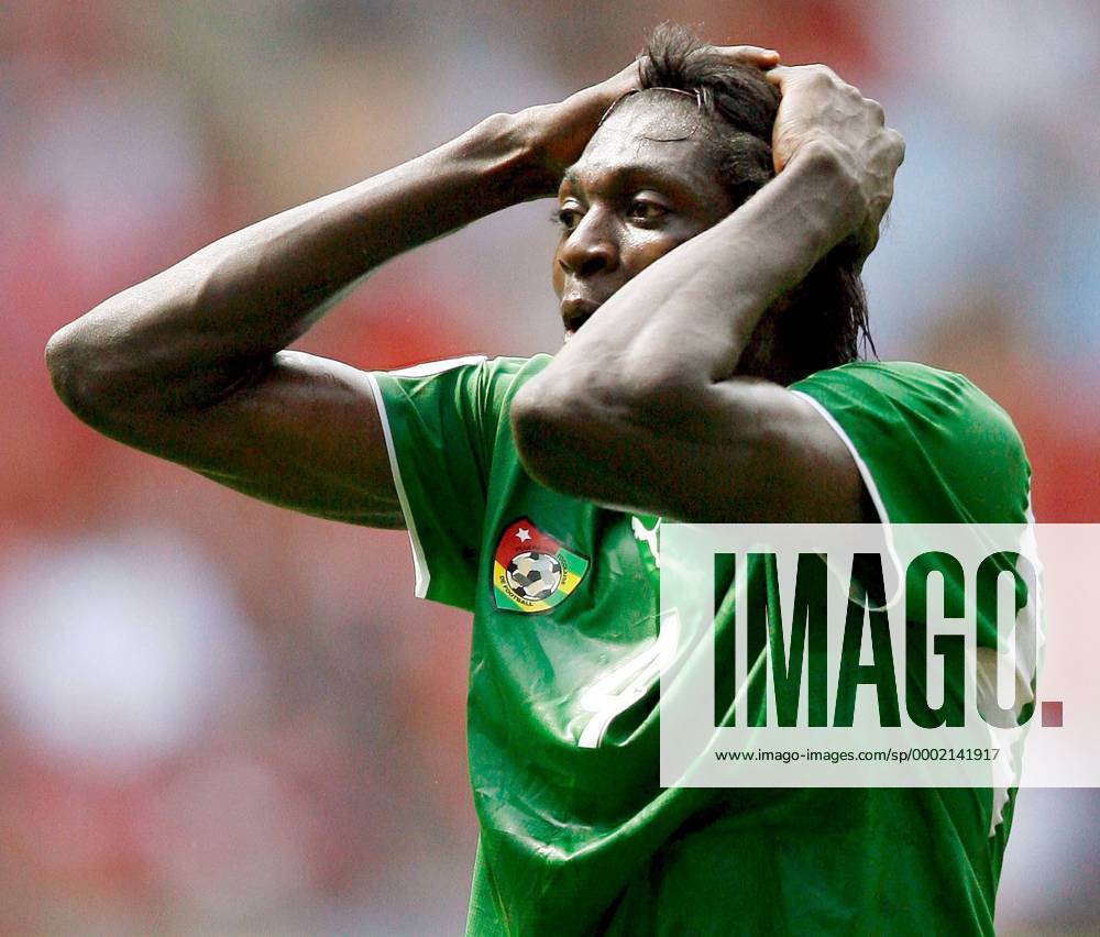 Emmanuel Adebayor (Togo) verzweifelt - Fußball WM Herren WM 2006, Länderspiel, Nationalteam, Nationaltrikot, Gruppe G Einzelbild Dortmund Enttäuschung, Verzweiflung, Fußball WM Herren WM 2006, Länderspiel, Nationalteam, Nationaltrikot, Gruppe G Einzelbild Dortmund Enttäuschung, Verzweiflung,