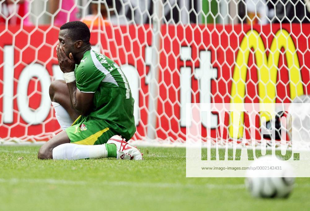 Kader Mohamed (Togo) verzweifelt - Fußball WM Herren WM 2006, Länderspiel, Nationalteam, Nationaltrikot, Gruppe G Einzelbild Dortmund Enttäuschung, Fußball WM Herren WM 2006, Länderspiel, Nationalteam, Nationaltrikot, Gruppe G Einzelbild Dortmund Enttäuschung,