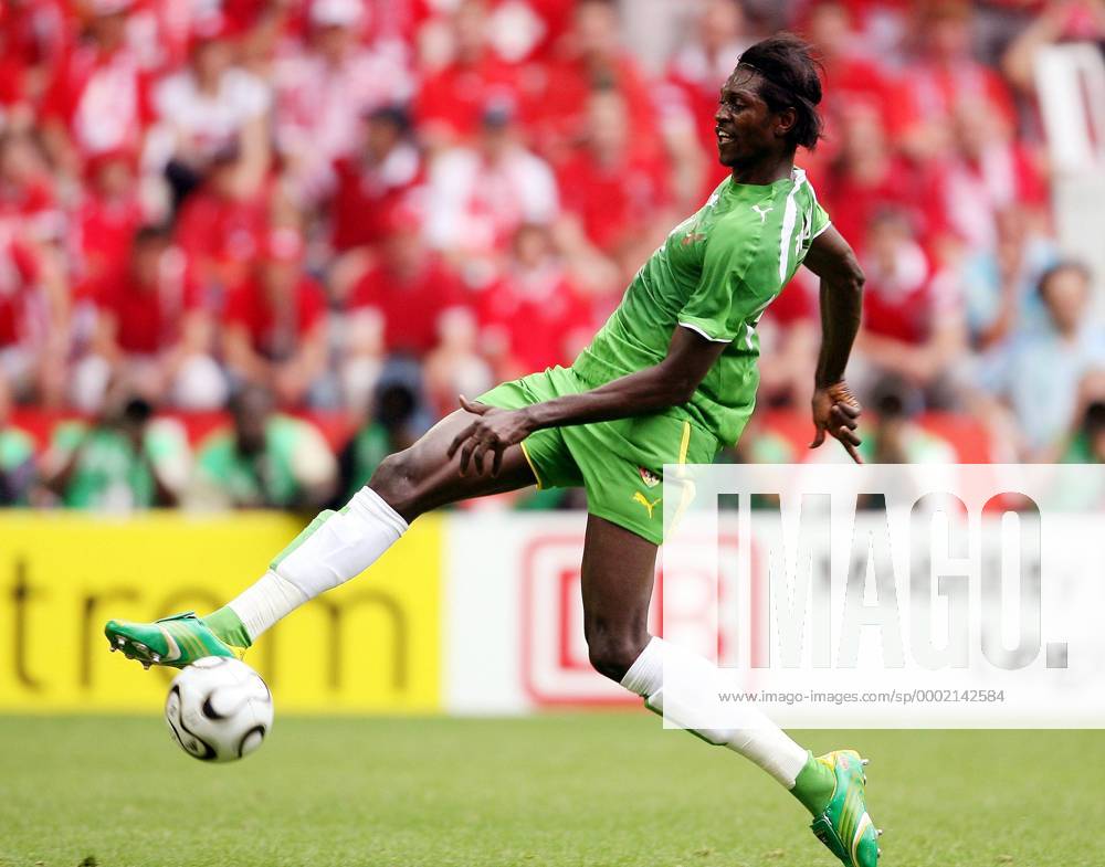 Emmanuel Adebayor (Togo) am Ball - Fußball WM Herren WM 2006, Länderspiel, Nationalteam, Nationaltrikot, Gruppe G Einzelbild Dortmund Dynamik, Fußball WM Herren WM 2006, Länderspiel, Nationalteam, Nationaltrikot, Gruppe G Einzelbild Dortmund Dynamik,