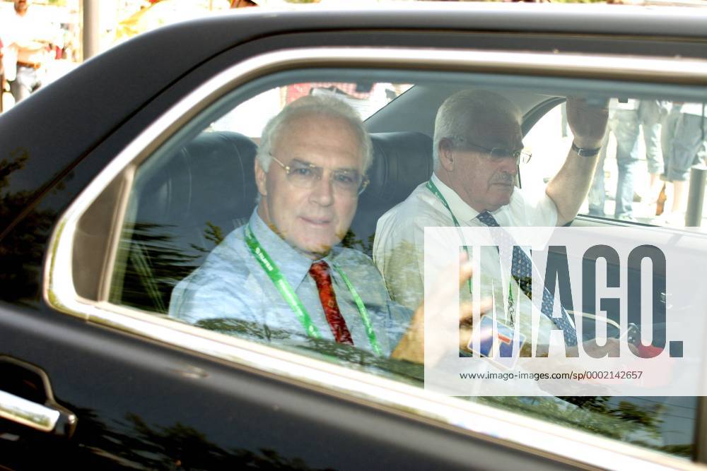 OK Präsident Franz Beckenbauer (li.) und OK Vizepräsident Fedor Radmann (beide Deutschland) im Auto Fußball WM Herren WM 2006 Gruppe Frankfurt M. Fußball WM Herren WM 2006 Gruppe Frankfurt M.
