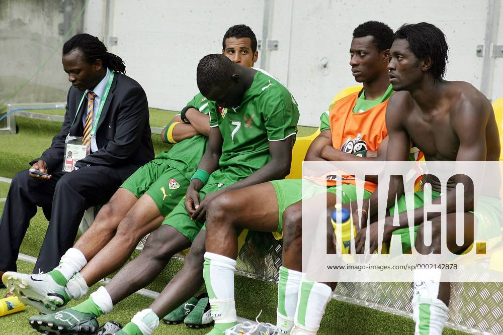 Nationalspieler aus Togo sitzen nach der Niederlage enttäuscht auf der Bank, u.a. Emmanuel Adebayor (re.) und Moustapha Salifou (Mitte) - Fußball WM Herren WM 2006, Länderspiel, Nationalteam, Nationaltrikot, Gruppe G Gruppe Dortmund Enttäuschung, Fußball WM Herren WM 2006, Länderspiel, Nationalteam, Nationaltrikot, Gruppe G Gruppe Dortmund Enttäuschung,