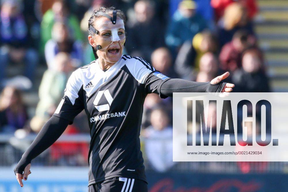 Peggy Kuznik (Frankfurt, 27) mit Gesichtsmaske, beschwert sich, enttäuscht schauend, Enttäuschung, Frustration, disappointed, pessimistisch, Fussball, Allianz Frauen-Bundesliga, 1. FFC Frankfurt - VfL Wolfsburg,