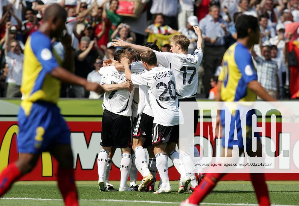 Mannschaftsjubel Deutschland, davor die enttäuschten Spieler aus Ecuador - Fußball WM Herren WM 2006, Länderspiel, Nationalmannschaft, Nationaltrikot, Gruppe A Gruppe Berlin Freude, Enttäuschung, Fußball WM Herren WM 2006, Länderspiel, Nationalmannschaft, Nationaltrikot, Gruppe A Gruppe Berlin Freude, Enttäuschung,