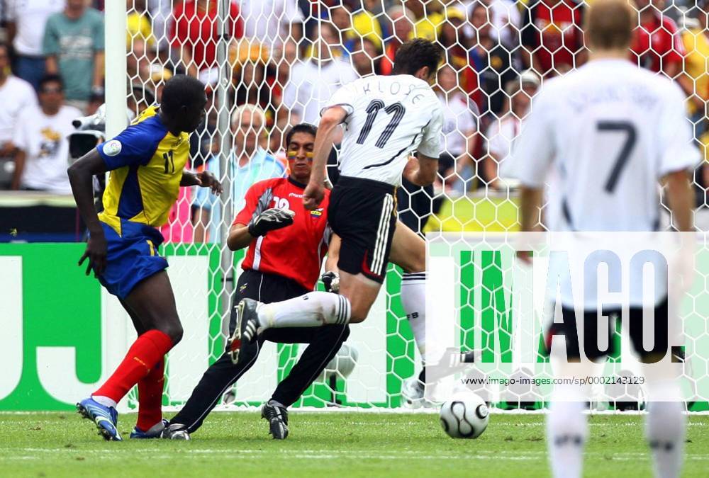 Miroslav Klose (Deutschland, Mitte) vorbei an Torwart Cristian Mora und Agustin Delgado (beide Ecuador) zum 2:0 Fußball WM Herren WM 2006, Länderspiel, Nationalteam, Gruppe A, Nationaltrikot, Ecuador - Deutschland 0:3 Gruppe Berlin Dynamik, Fußball WM Herren WM 2006, Länderspiel, Nationalteam, Gruppe A, Nationaltrikot, Ecuador - Deutschland 0:3 Gruppe Berlin Dynamik,