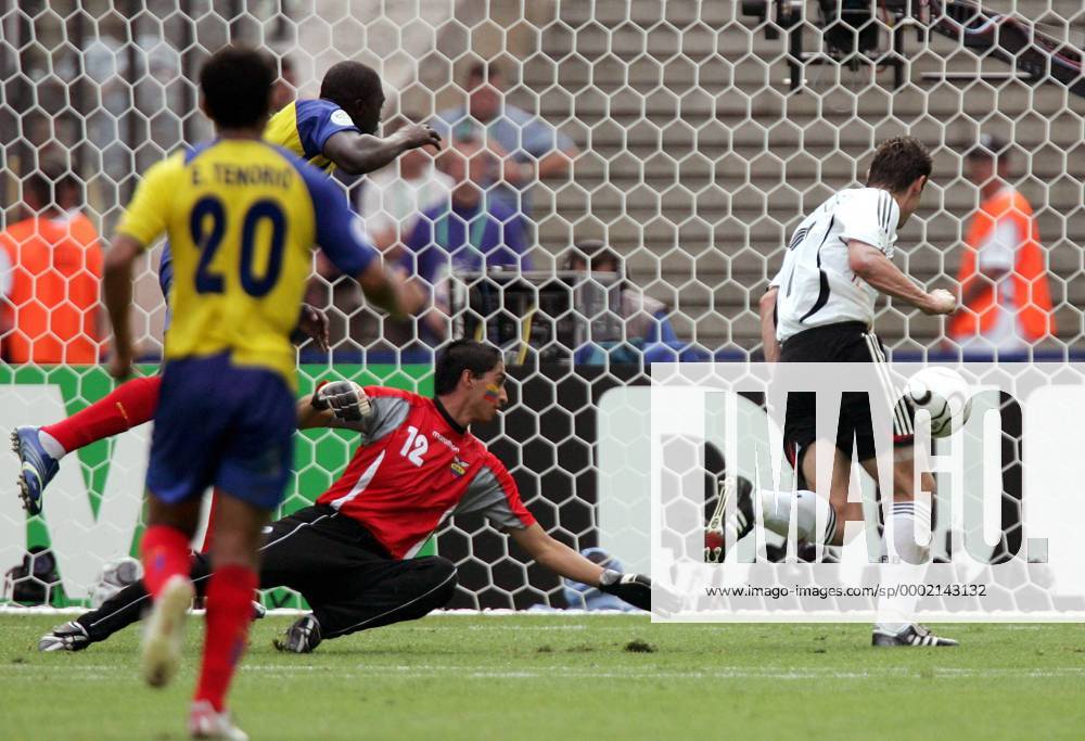 Miroslav Klose (Deutschland) erzielt das 2:0 gegen Torwart Cristian Mora (Ecuador) - Fußball WM Herren WM 2006, Länderspiel, Nationalmannschaft, Nationaltrikot, Gruppe A, Deutschland - Ecuador 3:0 Gruppe Berlin Dynamik, Fußball WM Herren WM 2006, Länderspiel, Nationalmannschaft, Nationaltrikot, Gruppe A, Deutschland - Ecuador 3:0 Gruppe Berlin Dynamik,