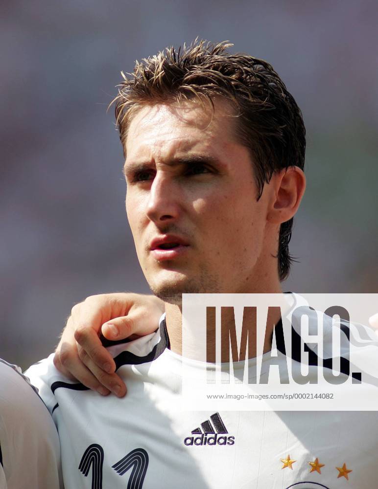 Miroslav Klose (Deutschland) - Nationalhymne Fußball WM Herren WM 2006, Länderspiel, Nationalteam, Gruppe A, Vdig Porträt Berlin Fußball WM Herren WM 2006, Länderspiel, Nationalteam, Gruppe A, Vdig Porträt Berlin