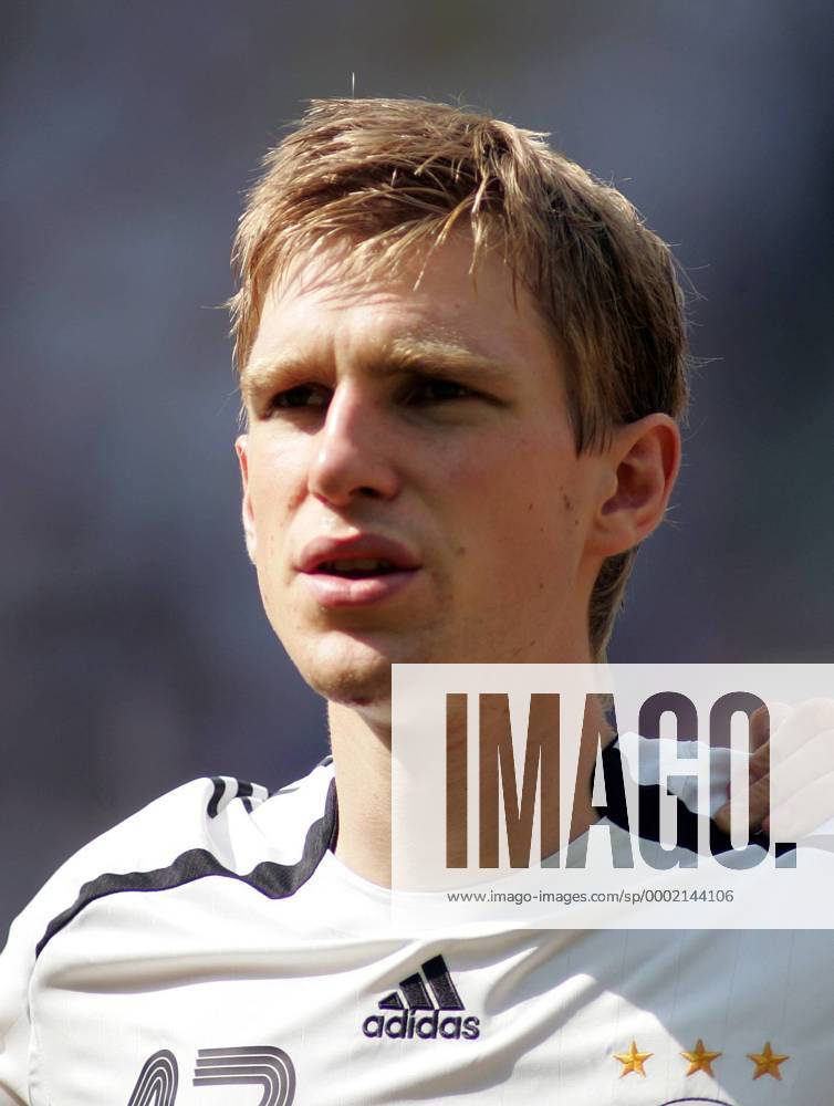 Per Mertesacker (Deutschland) - Nationalhymne Fußball WM Herren WM 2006, Länderspiel, Nationalteam, Gruppe A, Vdig Porträt Berlin Fußball WM Herren WM 2006, Länderspiel, Nationalteam, Gruppe A, Vdig Porträt Berlin