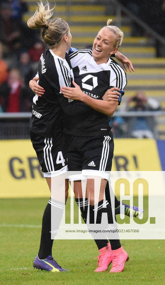 Fussball UEFA Champions League Womans, 1.FFC Frankfurt - Standard Lüttich, v.l. Mandy Islacker (1.FFC Frankfurt), Goal scored, Tor zum 1:0 durch Mandy Islacker (1.FFC Frankfurt), celebrate the goal, Torjubel