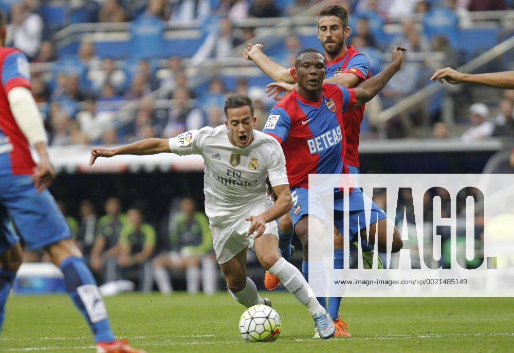 Partido de futbol entre el Real Madrid y el Levante del campeonato espanol de Liga 2015 2016 celebrado en el estadio Santiago Bernabeu, en Madrid 17 10 2015. Football match between Real Madrid and Levante of the 2015 2016 Spanish League, held at the Santiago Bernabeu stadium, in Madrid 10 17 2015. Lucas Vazquez