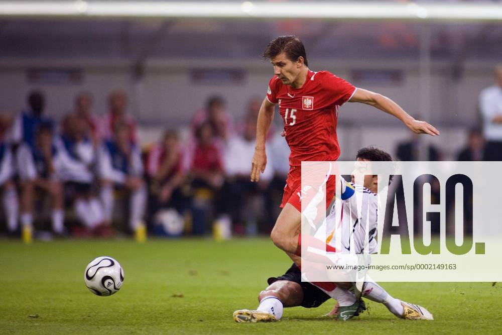 Michael Ballack (Deutschland, re.) grätscht gegen Ebi Smolarek (Polen) Fußball WM Herren WM 2006, Länderspiel, Nationalteam, Nationaltrikot, Gruppe A Gruppe Dortmund Dynamik, Kampf, Fußball WM Herren WM 2006, Länderspiel, Nationalteam, Nationaltrikot, Gruppe A Gruppe Dortmund Dynamik, Kampf,