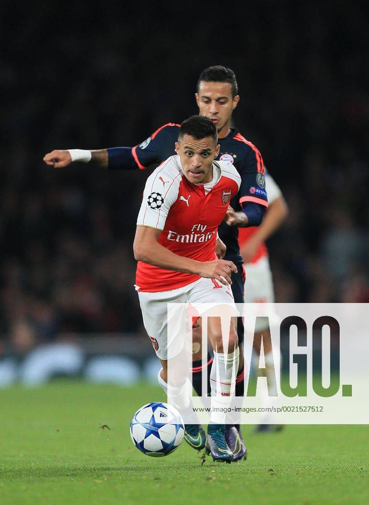 Arsenal s Alexis Sanchez tussles with Bayern Munich s Thiago Alcantara Champions League Group Match - Arsenal vs Bayern Munich - Emirates Stadium - England - 20th October 2015 - Picture David Klein Sportimage .