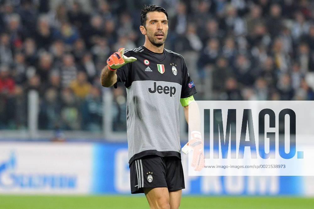 - UEFA Champions League 2015 2016 - Juventus Turin vs Borussia Mönchengladbach - gianluigi buffon portiere juventus - ZWEIx PhotoxPressx