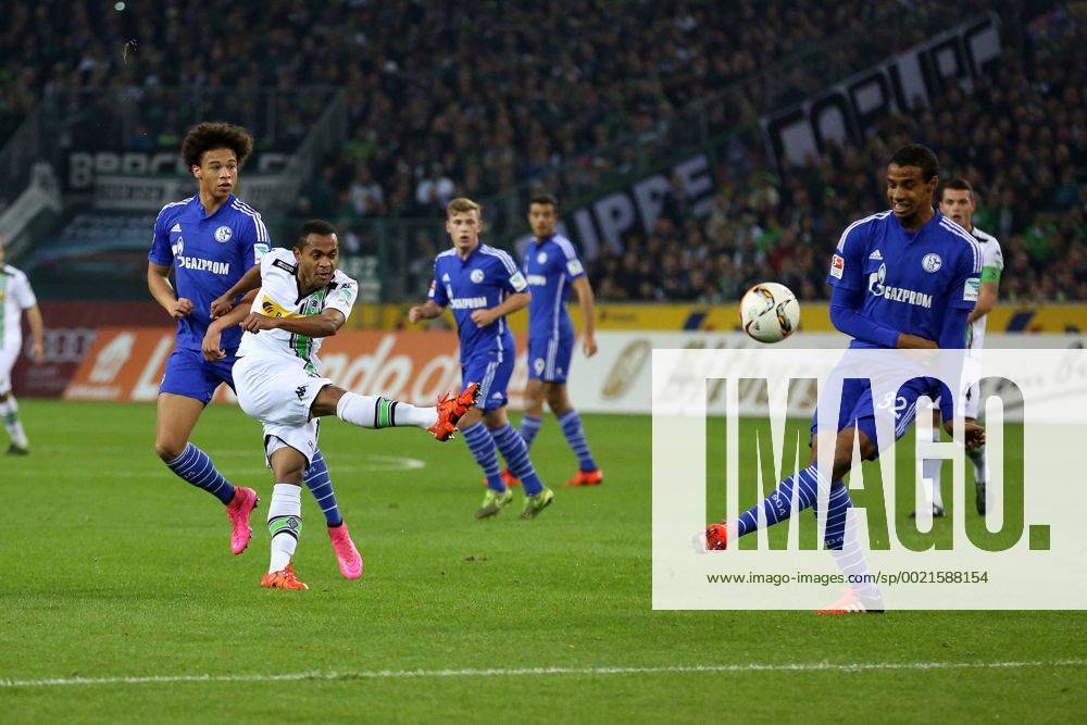 Moenchengladbach Raffael (Borussia Moenchengladbach 11) mit einer Torchance Borussia Moenchengladbach vs Schalke 04, Fussball, 1. Bundesliga, 25.10.2015,