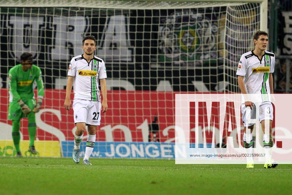 Moenchengladbach Torwart Yann Sommer (Borussia Moenchengladbach 1), Julian Korb (Borussia Moenchengladbach 27) und Andreas Christensen (Borussia Moenchengladbach 3) nach dem Tor zum 1:1 Borussia Moenchengladbach vs Schalke 04, Fussball, 1. Bundesliga, 25.10.2015,
