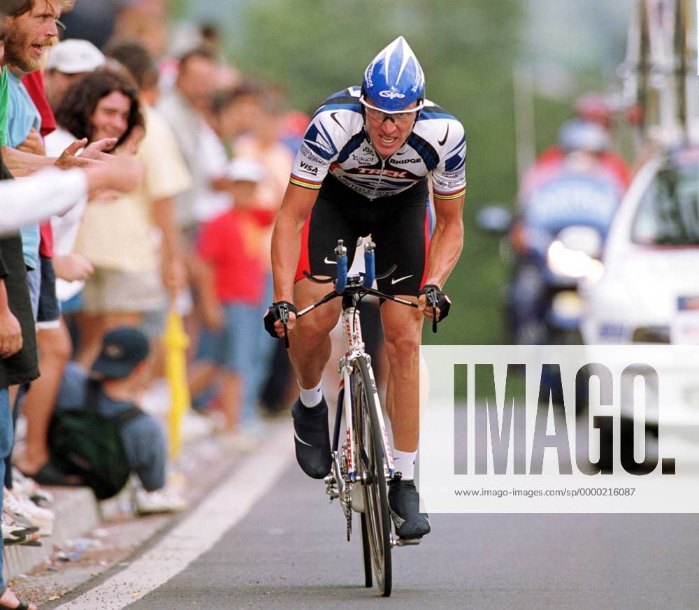 Lance Armstrong (USA, US Postal Service) geht aus dem Sattel beim Einzelzeitfahren Radsport Herren Tour de France 2000, Radrennsport, Straßenradsport, Straßenradrennsport, Straße, Rad, Radrennen Einzelbild Futuroscope Dynamik
