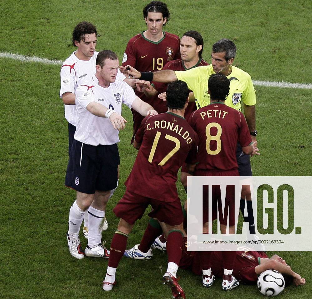 Wayne Rooney (England, 2. v. li.) stößt Cristiano Ronaldo (17) weg, am Boden Ricardo Carvalho (beide Portugal) - Fußball Herren WM 2006, Länderspiel, Nationalteam, Viertelfinale, Nationaltrikot, England - Portugal 1:3 n.E. Gruppe Gelsenkirchen Spannung, Fußball Herren WM 2006, Länderspiel, Nationalteam, Viertelfinale, Nationaltrikot, England - Portugal 1:3 n.E. Gruppe Gelsenkirchen Spannung,