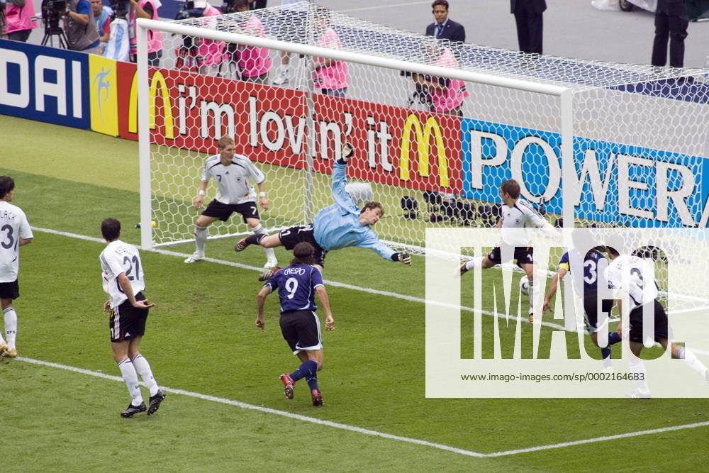 Torwart Jens Lehmann reagiert zu spät und kann das 0:1 für Argentinien nicht verhindern Fußball WM Herren WM 2006, Länderspiel, Nationalteam, Nationaltrikot, Viertelfinale, Deutschland - Argentinien 5:3 n.E Totale Werbung Berlin Dynamik, Fußball WM Herren WM 2006, Länderspiel, Nationalteam, Nationaltrikot, Viertelfinale, Deutschland - Argentinien 5:3 n.E Totale Werbung Berlin Dynamik,