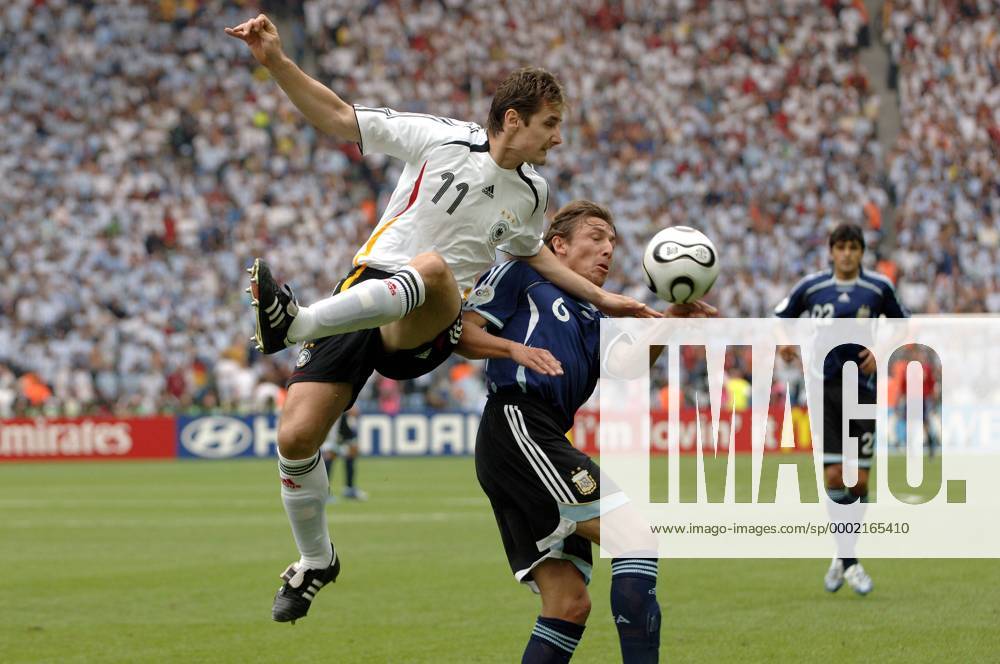 Miroslav Klose (Deutschland, li.) gegen Gabriel Heinze (Argentinien) Fußball WM Herren WM 2006, Länderspiel, Nationalteam, Viertelfinale, Nationaltrikot, Deutschland - Argentinien 5:3 n.E Gruppe Berlin Dynamik, Kampf, Fußball WM Herren WM 2006, Länderspiel, Nationalteam, Viertelfinale, Nationaltrikot, Deutschland - Argentinien 5:3 n.E Gruppe Berlin Dynamik, Kampf,