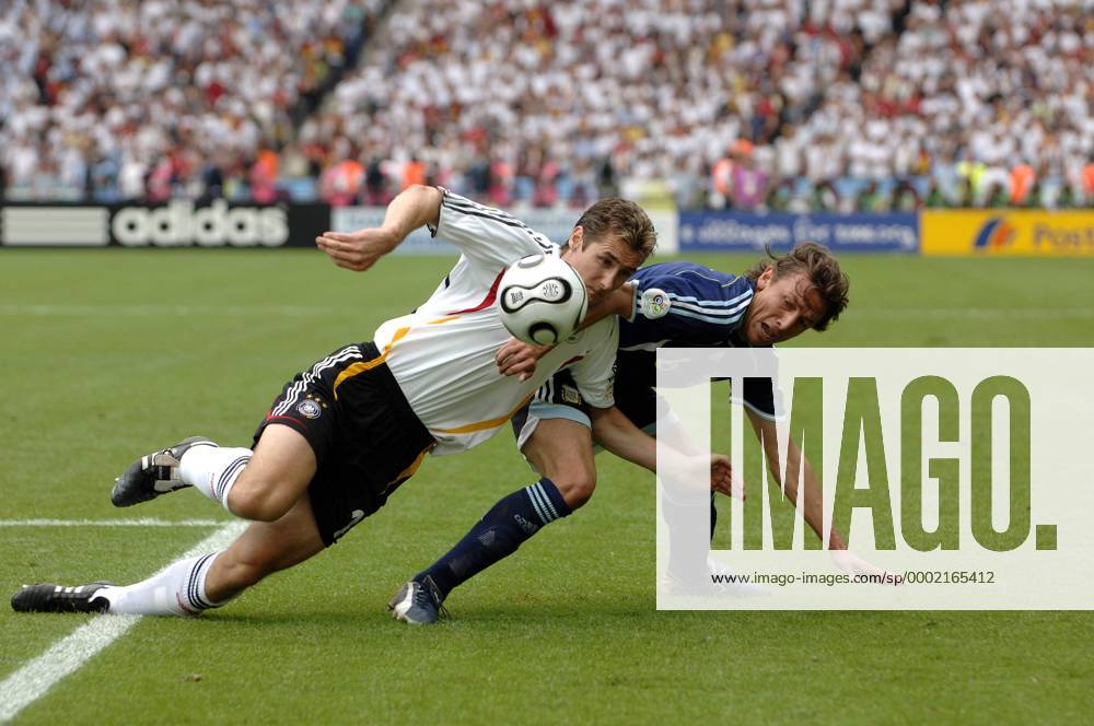 Miroslav Klose (Deutschland, li.) gegen Gabriel Heinze (Argentinien) Fußball WM Herren WM 2006, Länderspiel, Nationalteam, Viertelfinale, Nationaltrikot, Deutschland - Argentinien 5:3 n.E Gruppe Berlin Kampf, Dynamik, Fußball WM Herren WM 2006, Länderspiel, Nationalteam, Viertelfinale, Nationaltrikot, Deutschland - Argentinien 5:3 n.E Gruppe Berlin Kampf, Dynamik,